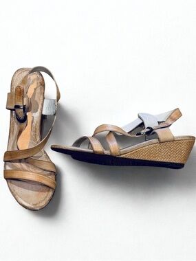 Chocolate Blu Tan Wedge Strappy Tan Sandals, Size 7.5